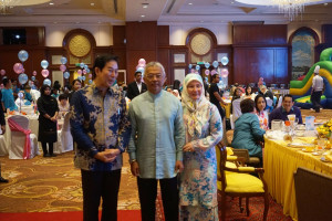 Dr Colin with the royal couple Dr Colin with the royal couple